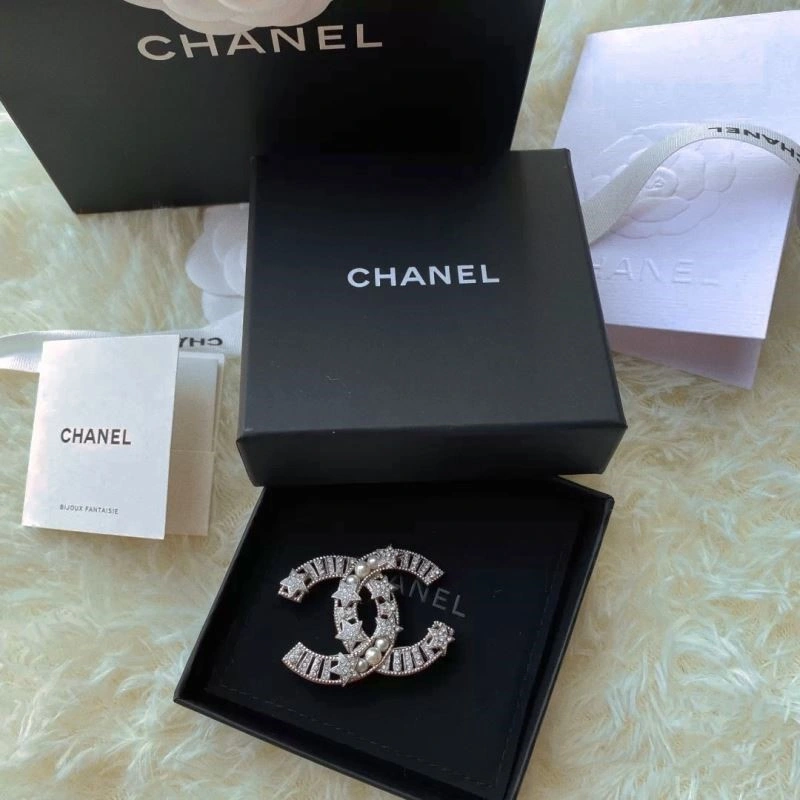 Effortless Chanel Brooches 224439