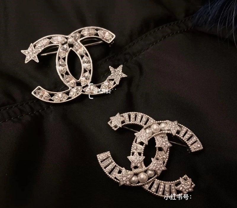Effortless Chanel Brooches 224439