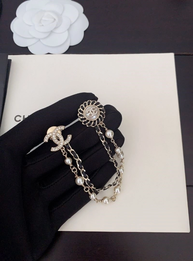 Lightweight Chanel Brooches 224438