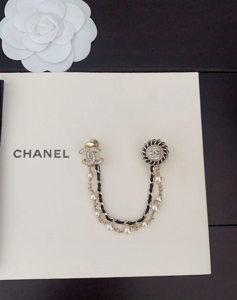 Lightweight Chanel Brooches 224438