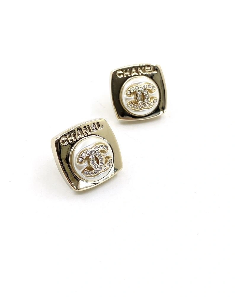 Lightweight Chanel Brooches 224408