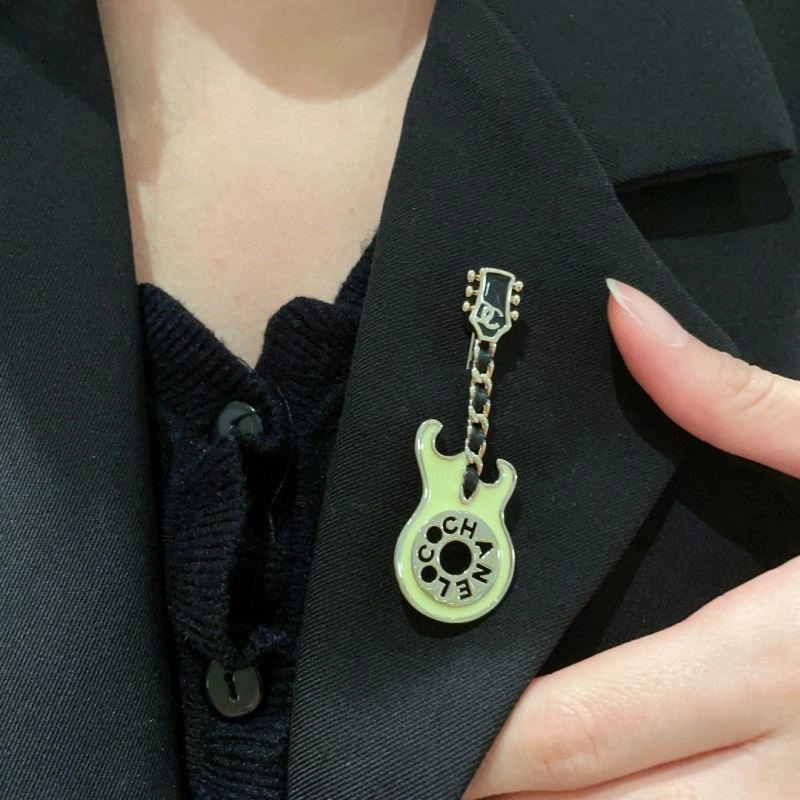 TechFriendly Chanel Brooches 224403