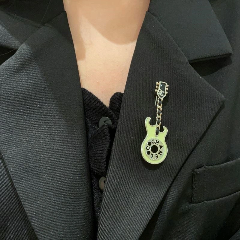 TechFriendly Chanel Brooches 224403