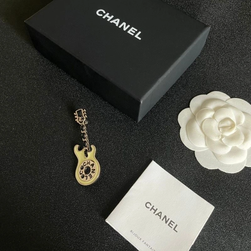 TechFriendly Chanel Brooches 224403