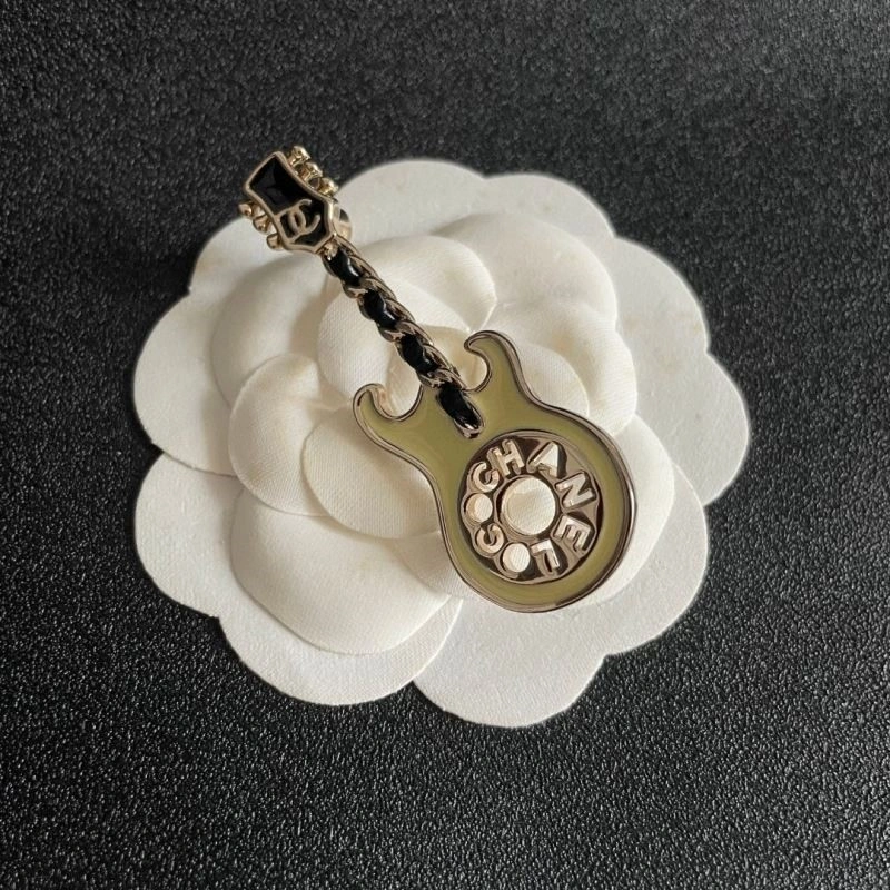 TechFriendly Chanel Brooches 224403