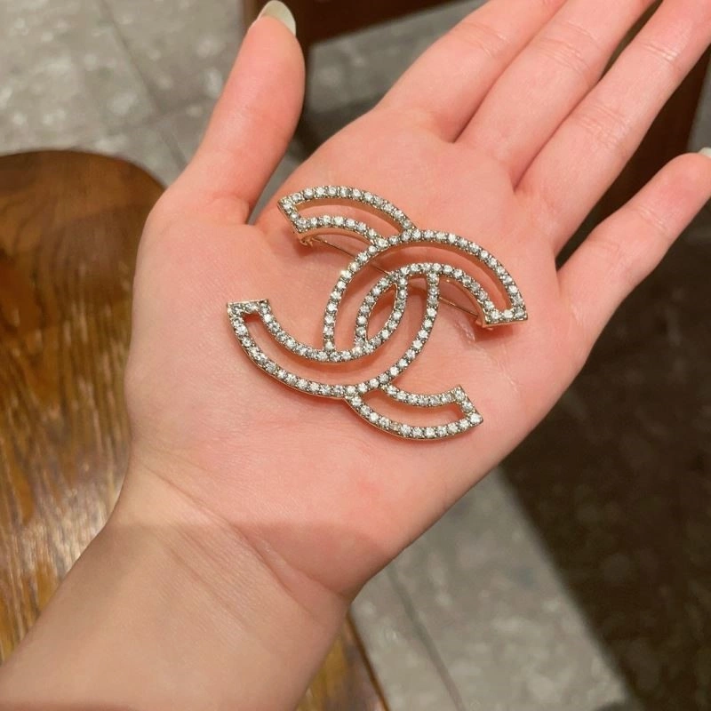 Sleek Chanel Brooches 224428