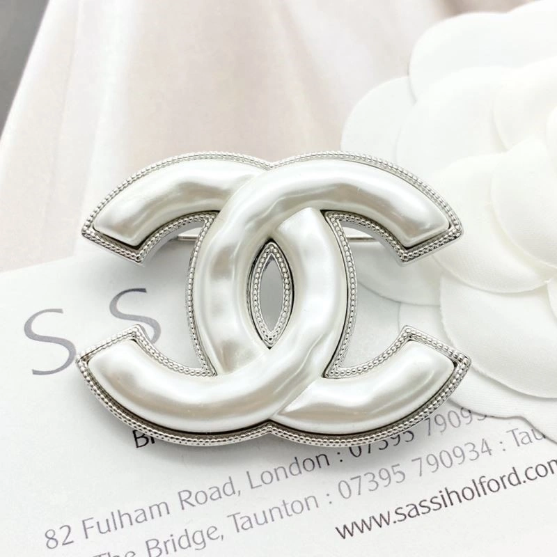 Vibrant Chanel Brooches 224384