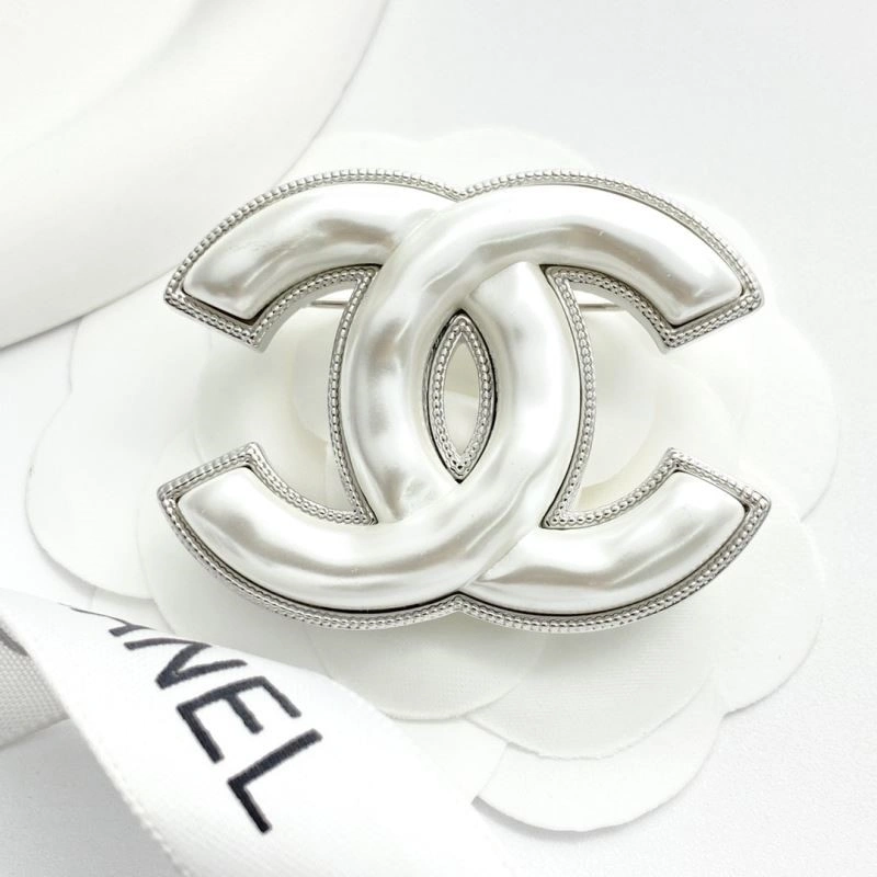 Vibrant Chanel Brooches 224384