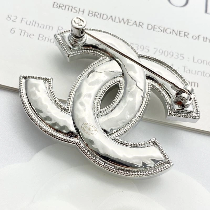 Vibrant Chanel Brooches 224384