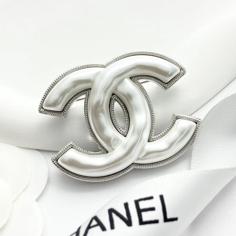 Vibrant Chanel Brooches 224384