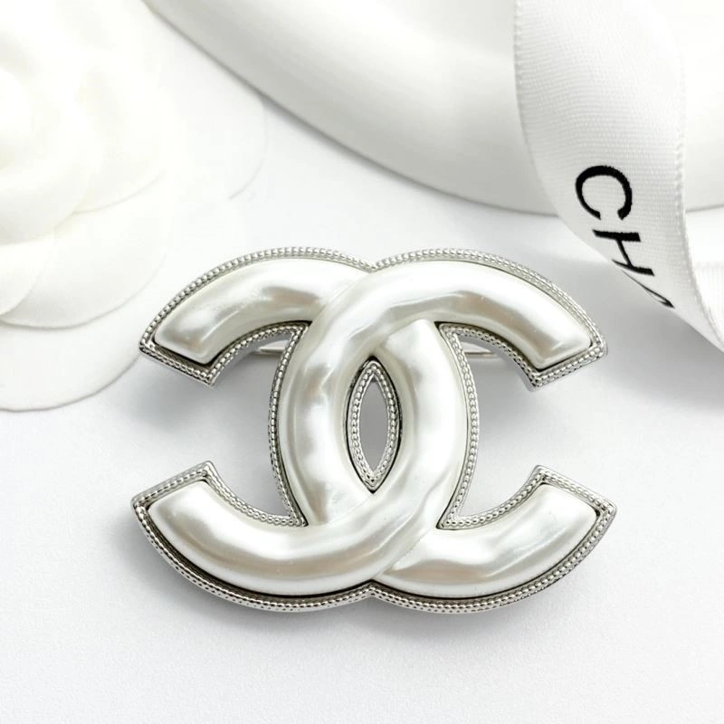 Vibrant Chanel Brooches 224384