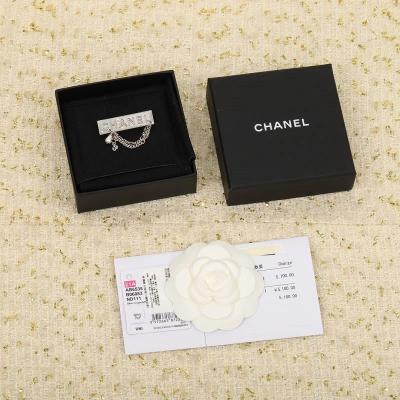 Bold Chanel Brooches 224381