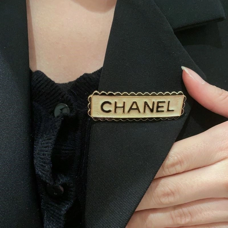 Bold Chanel Brooches 224416