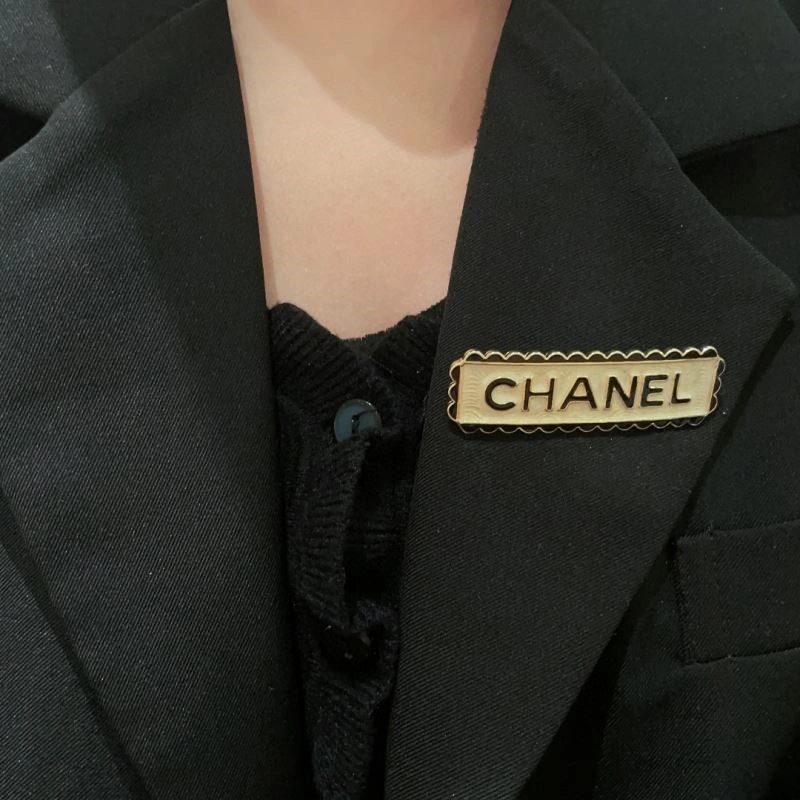 Bold Chanel Brooches 224416