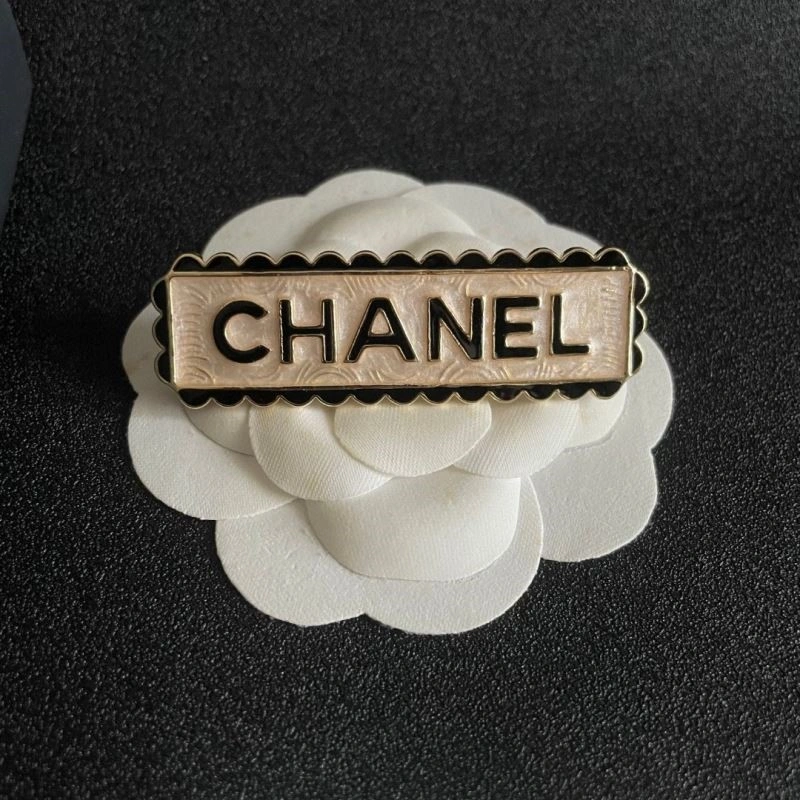 Bold Chanel Brooches 224416