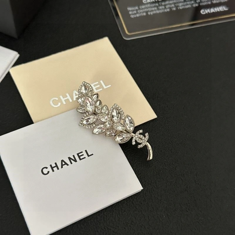 Youthful Chanel Brooches 224370
