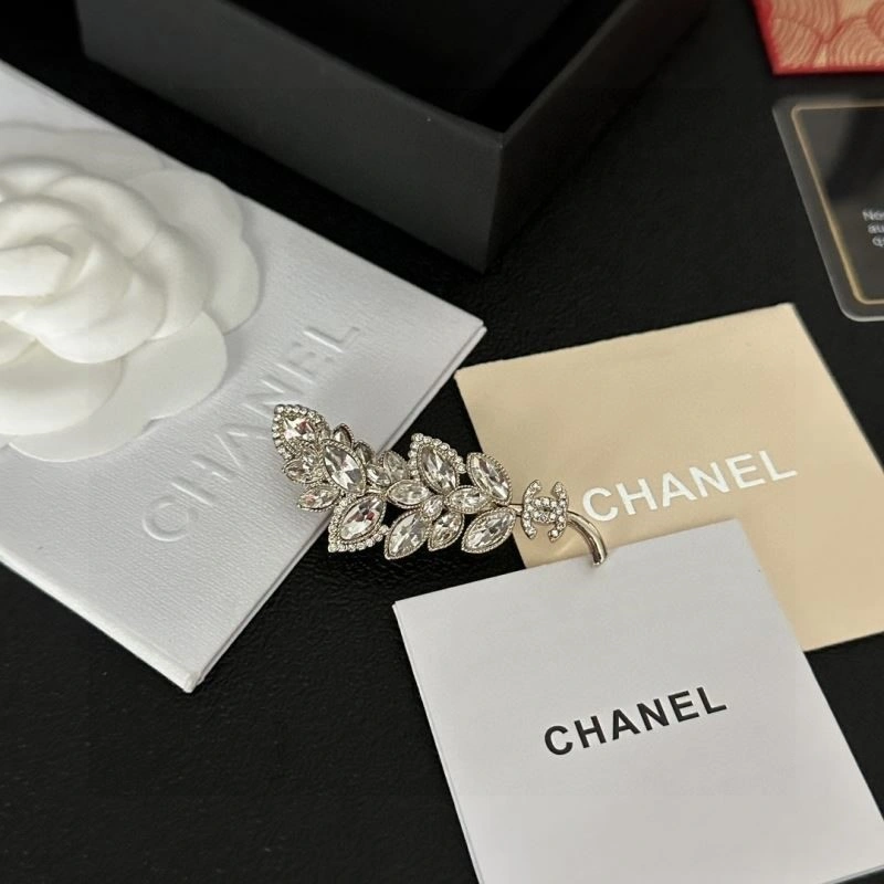 Youthful Chanel Brooches 224370