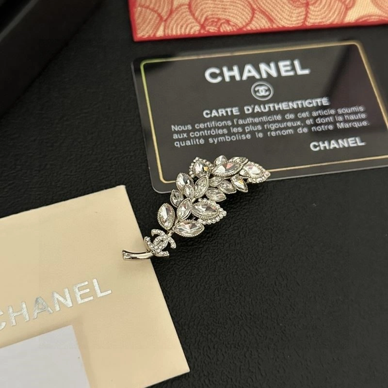 Youthful Chanel Brooches 224370