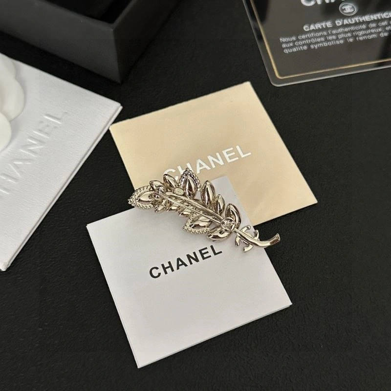 Youthful Chanel Brooches 224370