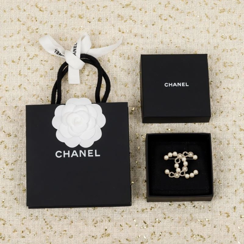 TravelReady Chanel Brooches 224355