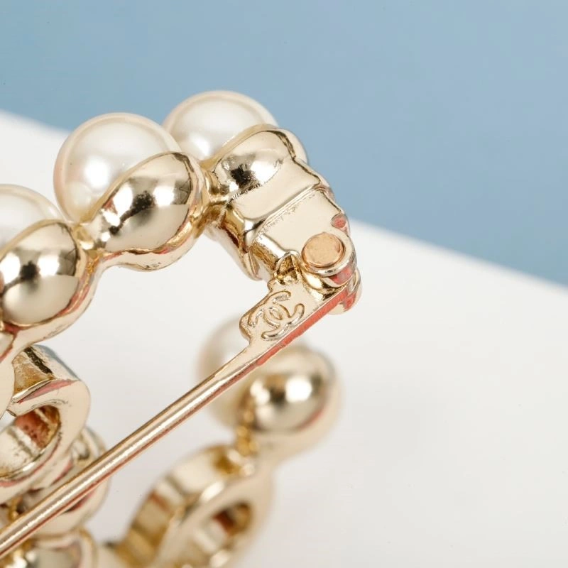 TravelReady Chanel Brooches 224355