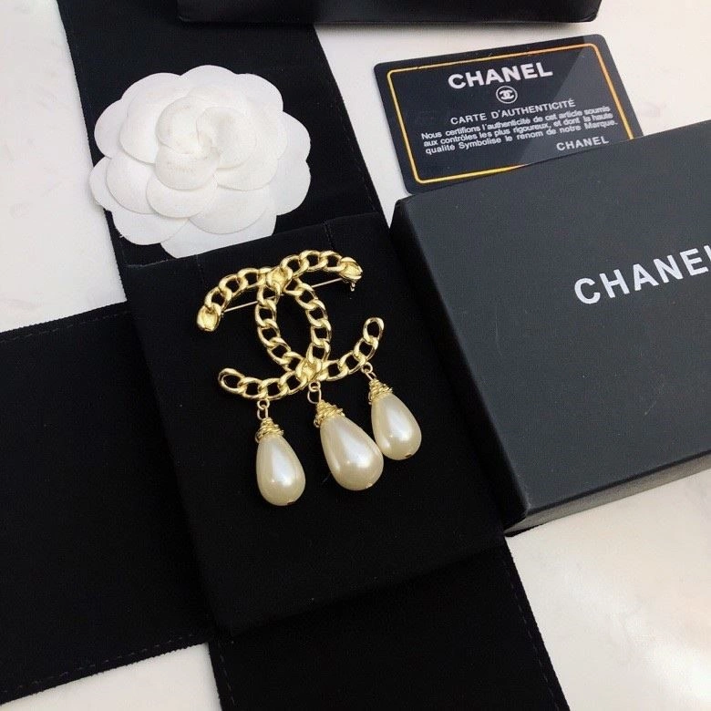 Comfortable Chanel Brooches 224362