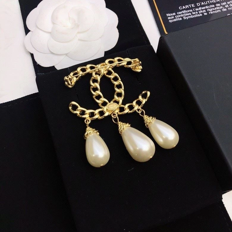 Comfortable Chanel Brooches 224362