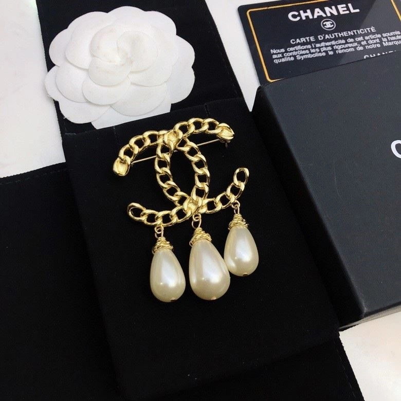 Comfortable Chanel Brooches 224362