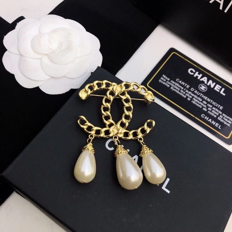Comfortable Chanel Brooches 224362