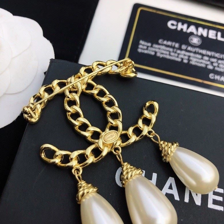 Comfortable Chanel Brooches 224362