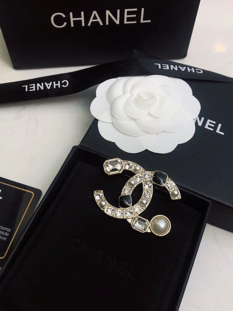 Timeless Chanel Brooches 224527