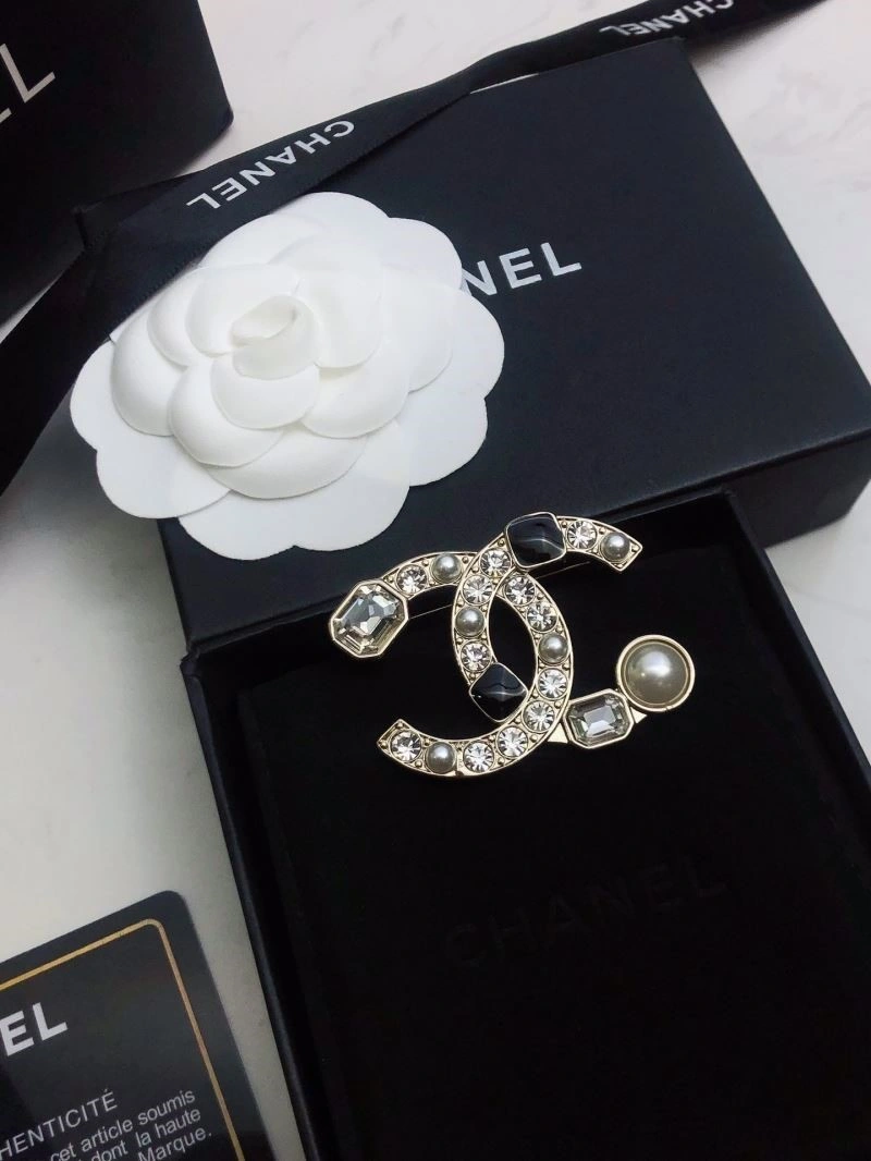 Timeless Chanel Brooches 224527