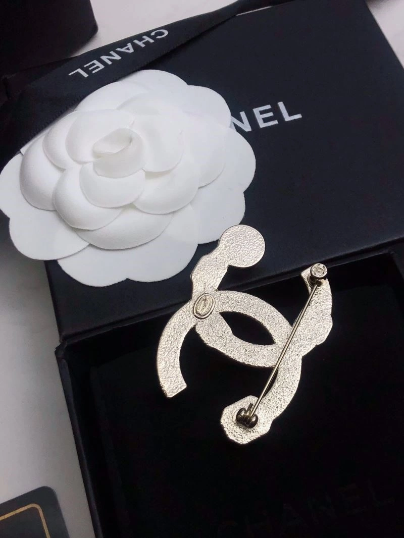 Timeless Chanel Brooches 224527