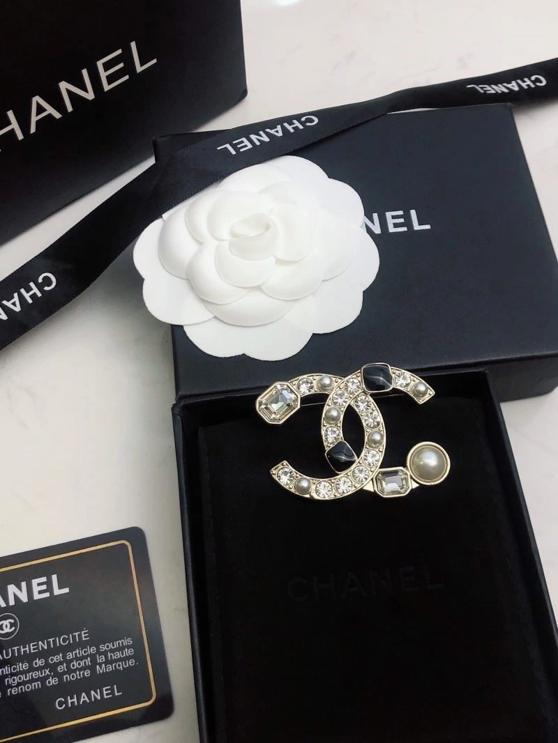 Timeless Chanel Brooches 224527