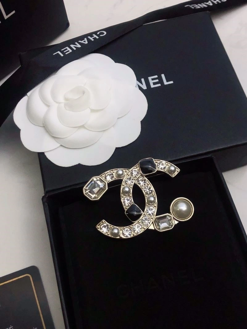 Timeless Chanel Brooches 224527