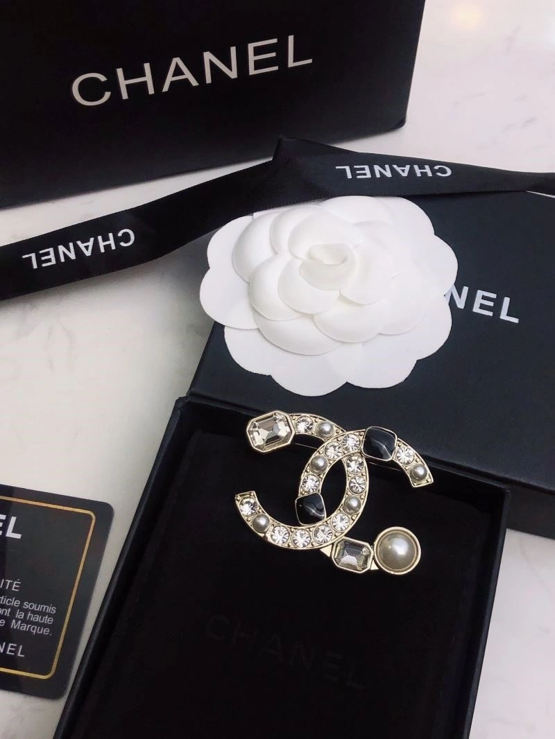 Timeless Chanel Brooches 224527