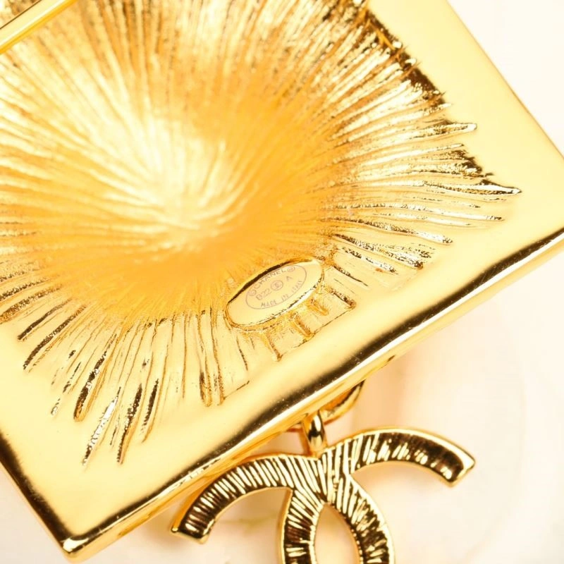 Comfortable Chanel Brooches 224395