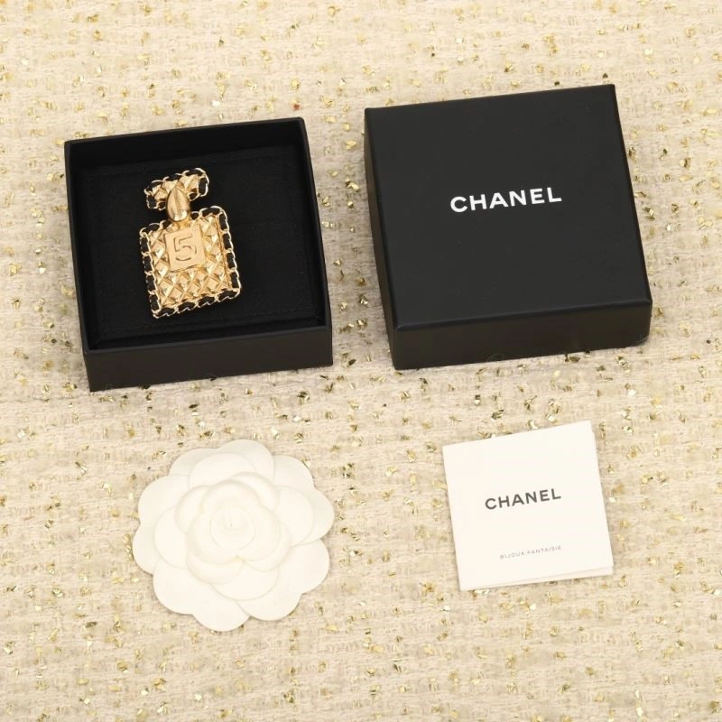 Trendsetting Chanel Brooches 224333