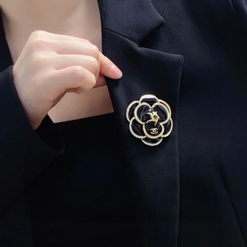 SmoothTexture Chanel Brooches 224341