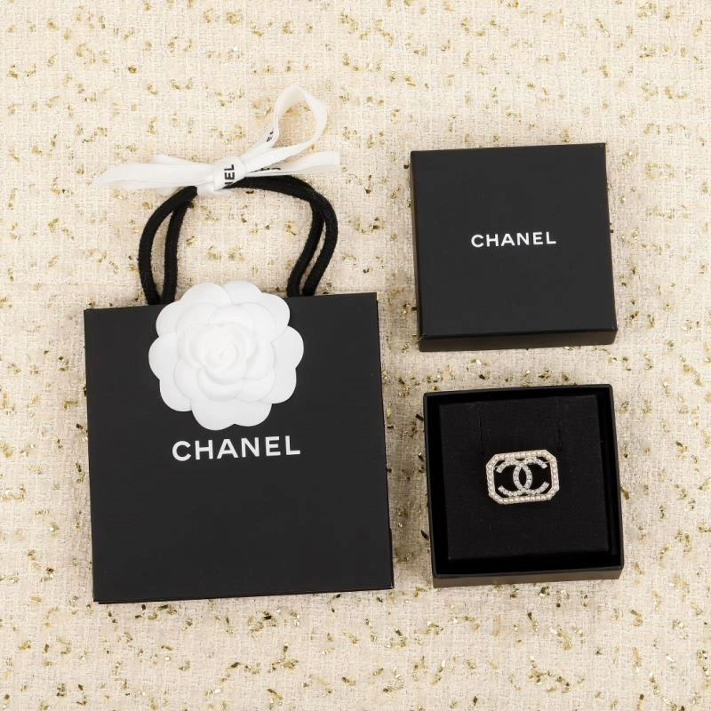 Affordable Chanel Brooches 224339