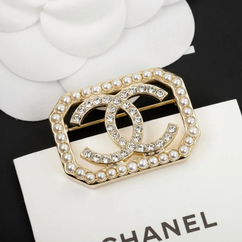 Affordable Chanel Brooches 224339