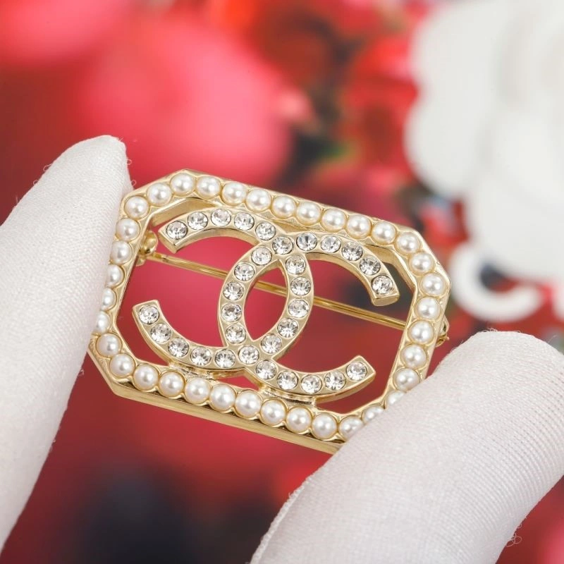 Affordable Chanel Brooches 224339