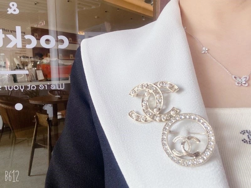 Unisex Chanel Brooches 224420