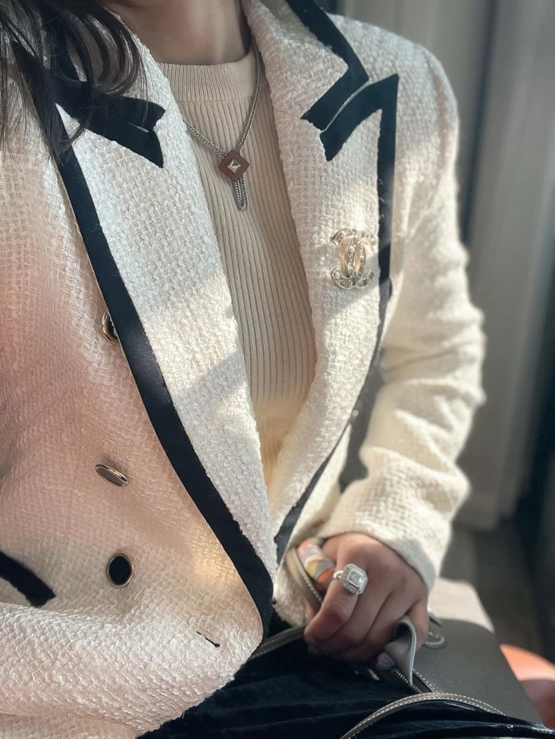 Unisex Chanel Brooches 224420