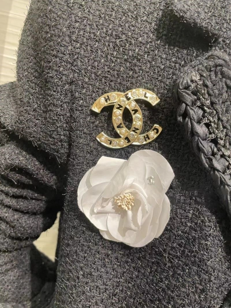 Unisex Chanel Brooches 224420