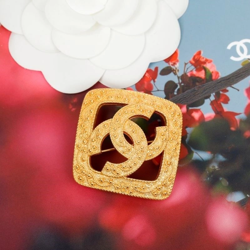 Sophisticated Chanel Brooches 223191