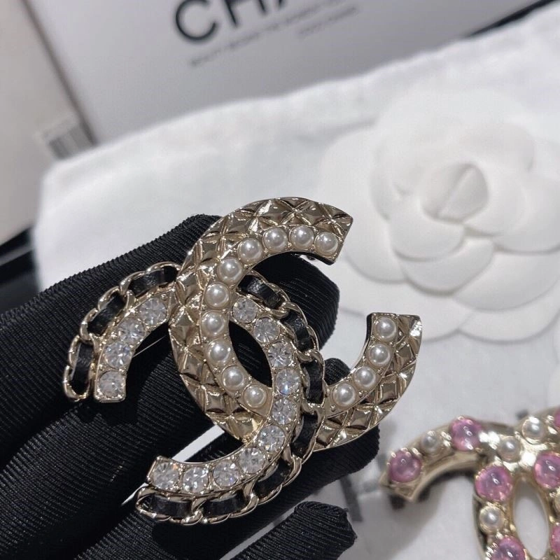 Trendsetting Chanel Brooches 223232