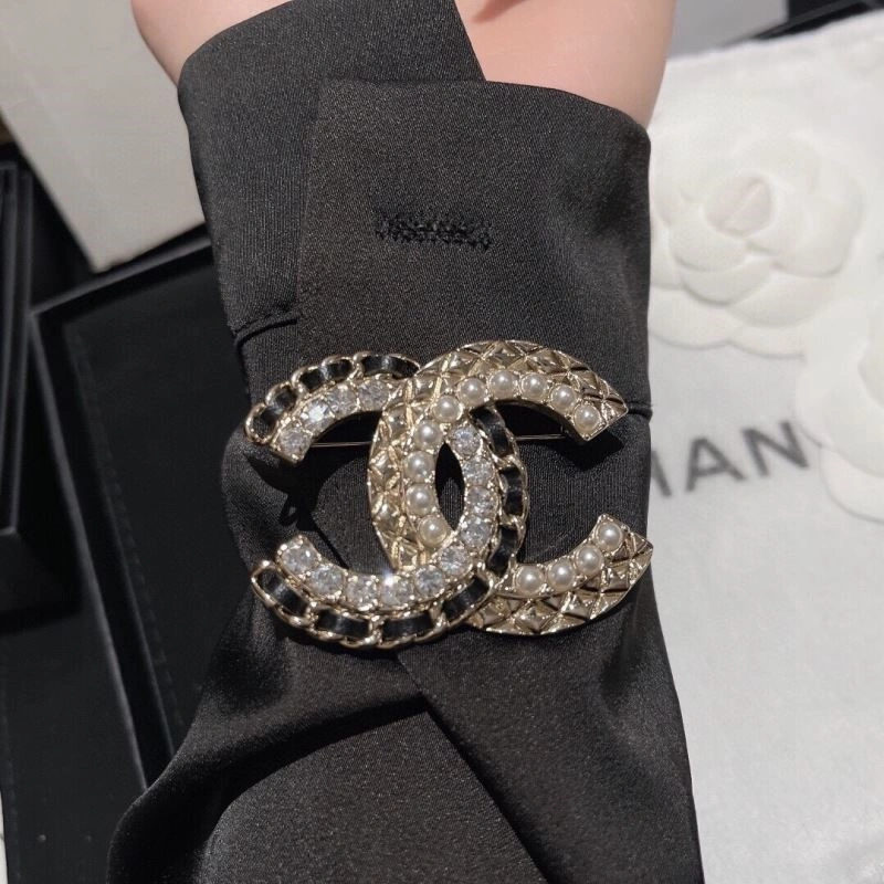 Trendsetting Chanel Brooches 223232