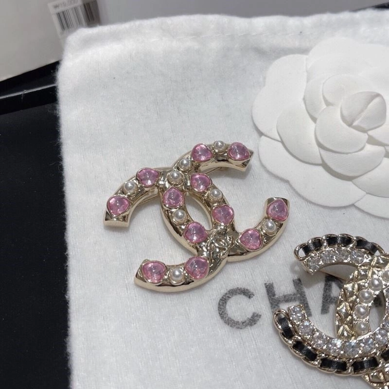 Trendsetting Chanel Brooches 223232