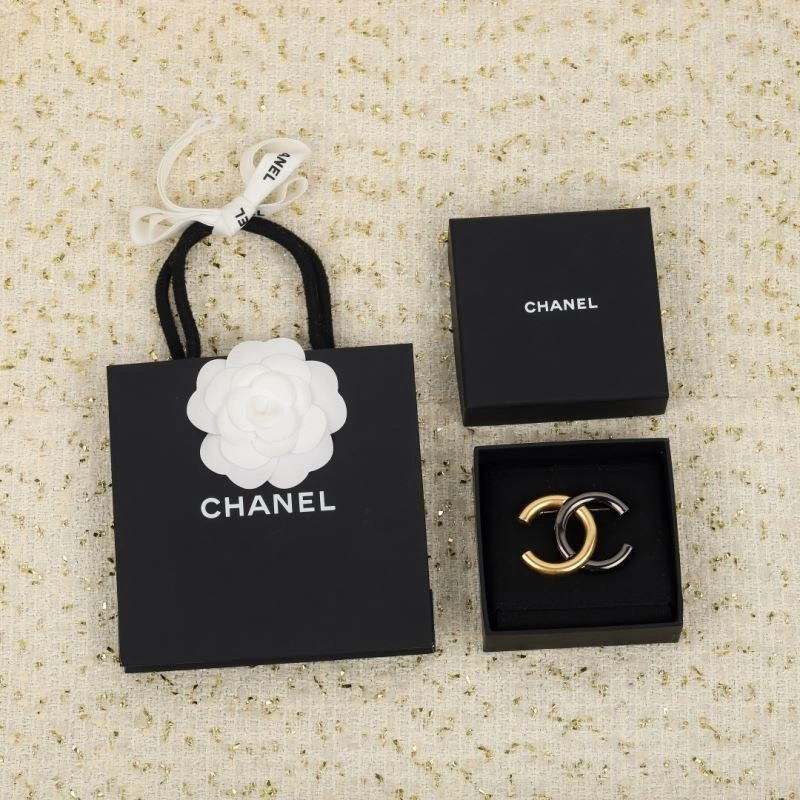 Snug Chanel Brooches 223170